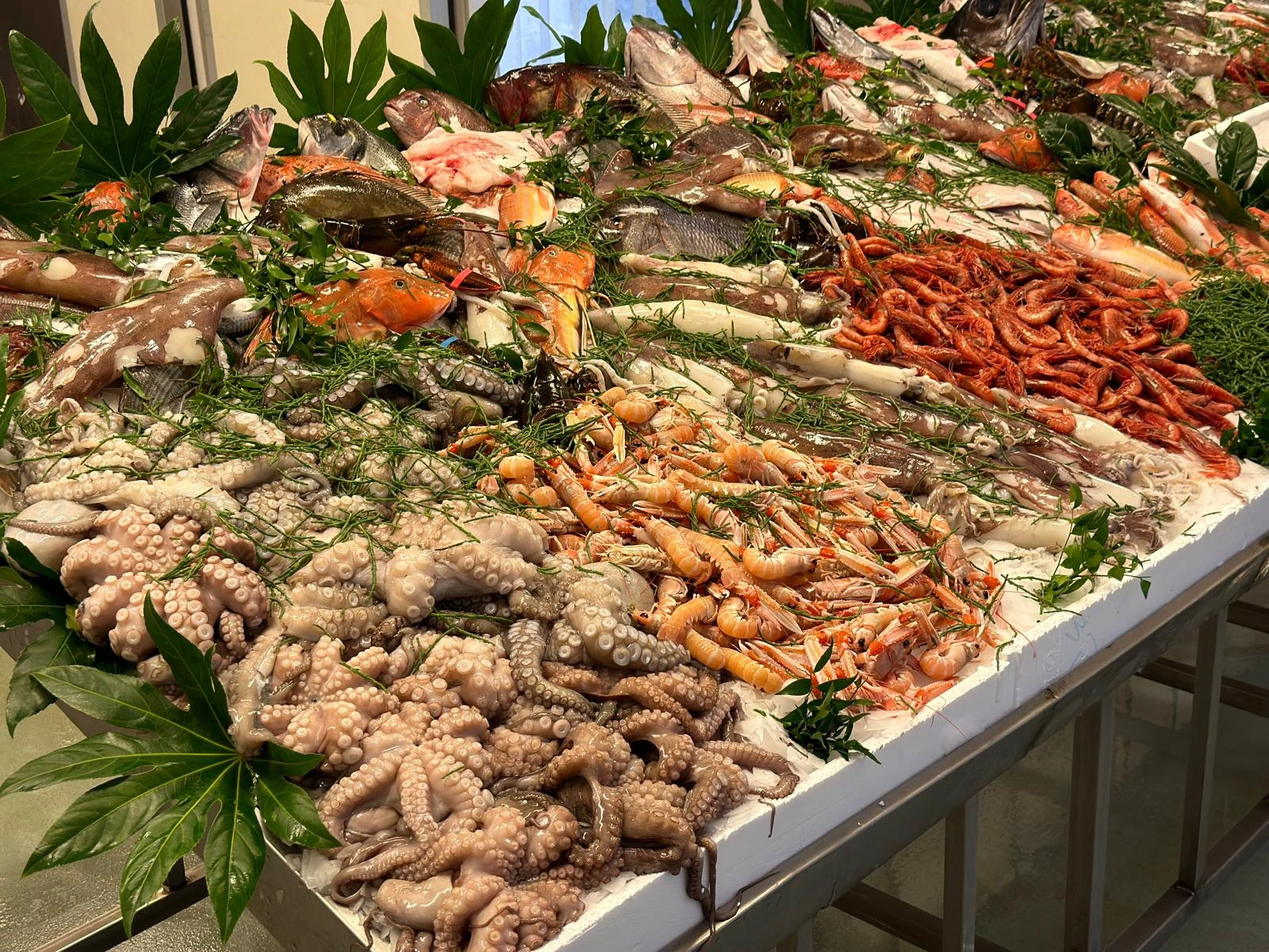 Banco del pesce fresco di Mazara Fish a Milano